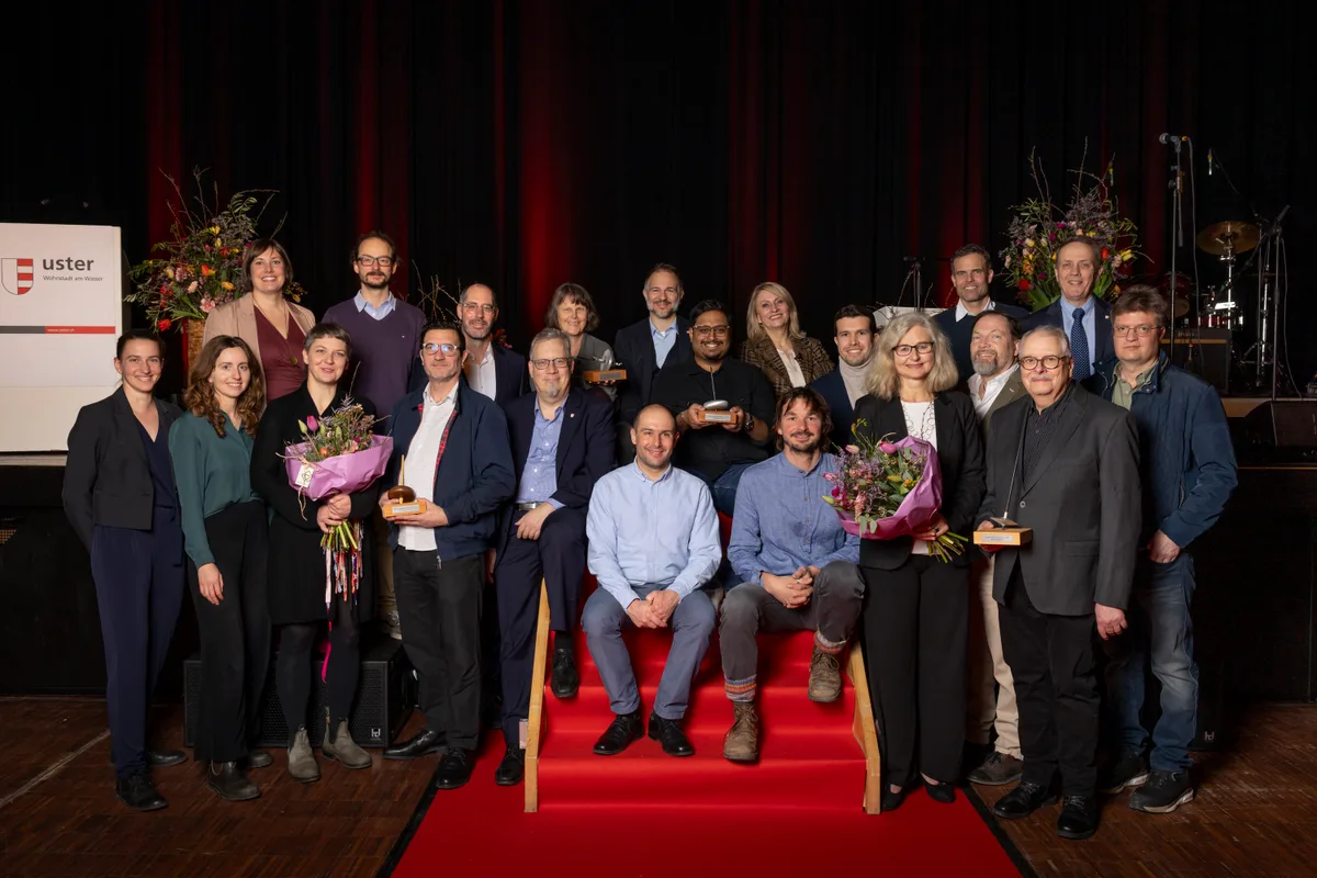 Ein Gruppenbild mit den Ustermer Preisträgern und der Stadtpräsidentin sowie zwei Stadträten.